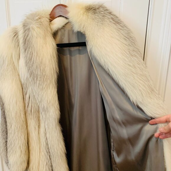 Incredible Full Length Blue Fox Fur Coat | Beautiful Collar | Stunning White Fur - Picture 8 of 16